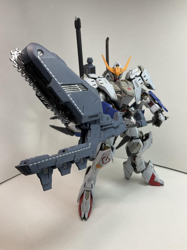 このポージングはスタンドなしでは無理がある…