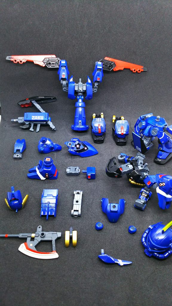 おおまかな構造が分かるように一枚。ヘッドギアは稼働式なので開閉可能。胸部内部とフロントスカートにはアーム仕込んであります。肩アーマーも内部と背面にアームで各パーツと接続しています。バーニア背面には四角いポリキャップを埋め込んでいるのでアックスの小さな穴が開いた突起部分を差し込めるようになっています。