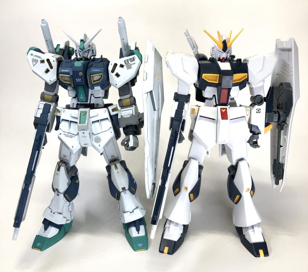 最後に素組みνガンダムと一緒に。急いで撮ったせいかなんかへんな感じにwしかし久しぶりにそこそこの期間でできたので大変満足しております。やっぱり楽しく作るのが一番ですね!また色々作りたくなりました。拙い工作でしたが、ここまでご覧いただき誠に有難うございました!