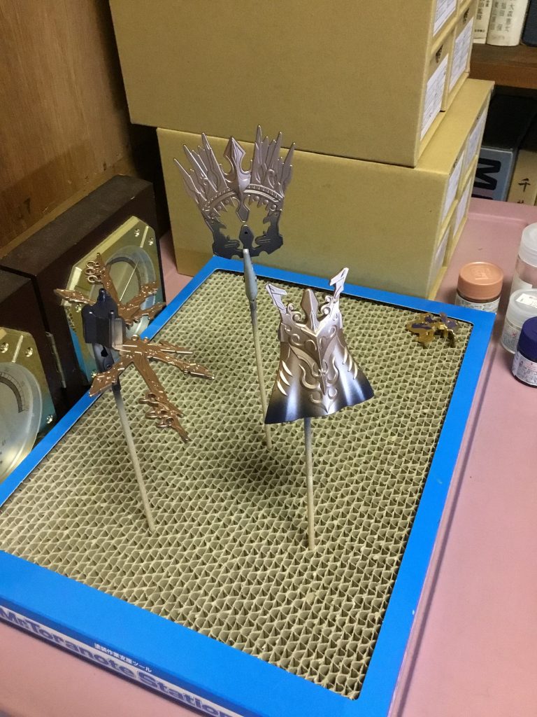 背中のパーツにクレオス10番カッパーを塗ったところです。