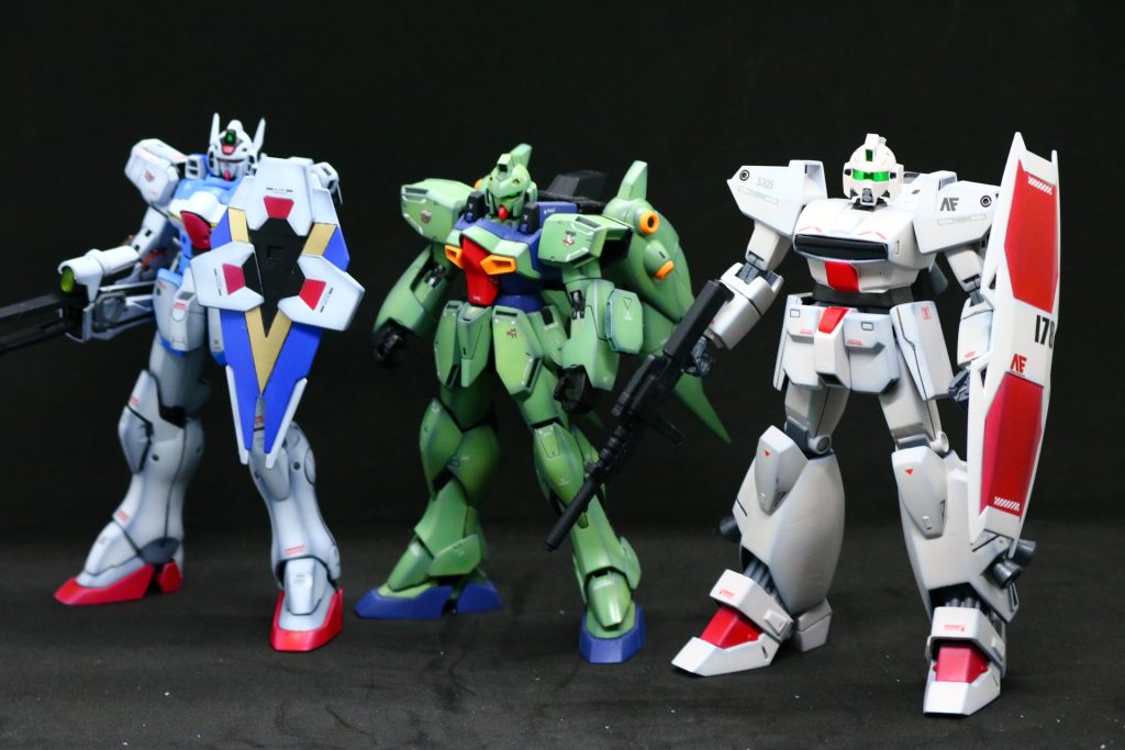 同時代の最新鋭のMSと並べてみました!以外とゴツくて強そうに見えなくもない?