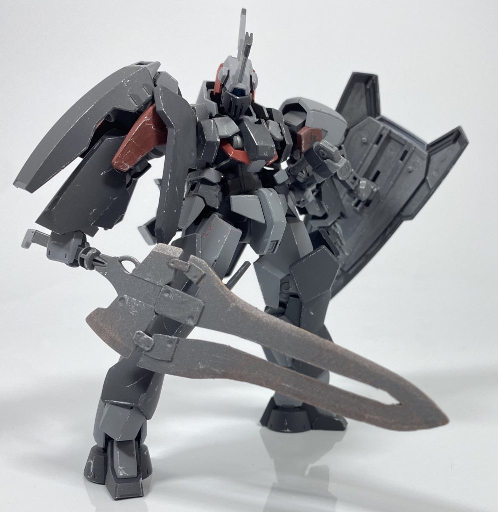 [溶断剣アオスヴルフ]グレイズ用のアックスに加熱ユニットとブレードユニットを接続した武装。刀身が赤熱するほどに加熱することで熱に弱いナノラミネート塗装ごと装甲を溶断することができる。ただし、当然ながら、それほどまでの加熱を繰り返すと金属疲労を起こし、性能が低下してしまうため、刀身ユニットごと交換することができるようになっている。