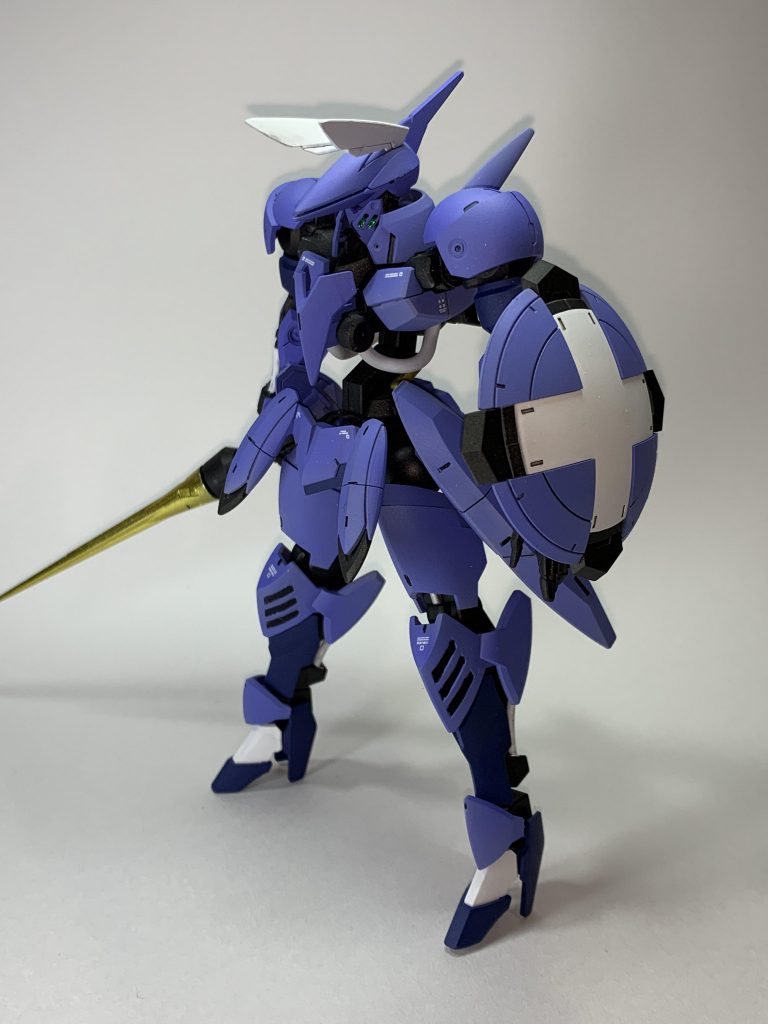 続いて武器ありシールドのアンカー部は、フレームと同素材と勝手に想定してフレーム色を使用しています。レイピアの刀身はゴールド。ここのみ光沢仕上げです。