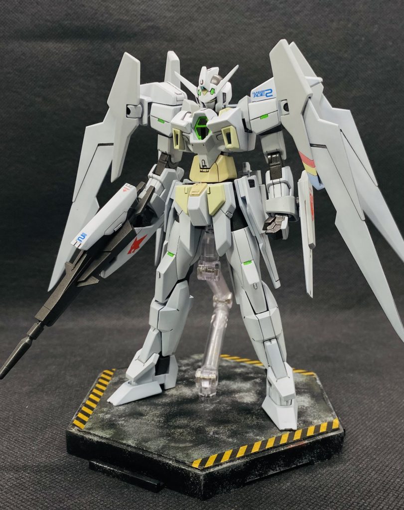本編に登場した特務隊仕様だと真っ白すぎてガンプラにすると味気が無く感じたのでオリジナル要素で色味を足しました。左肩のウイング基部には赤・黄・青のトリコロールカラーを。流石に元の色を残しておかないとフリットお父さんが怒りそうだな、と独自解釈です(笑)