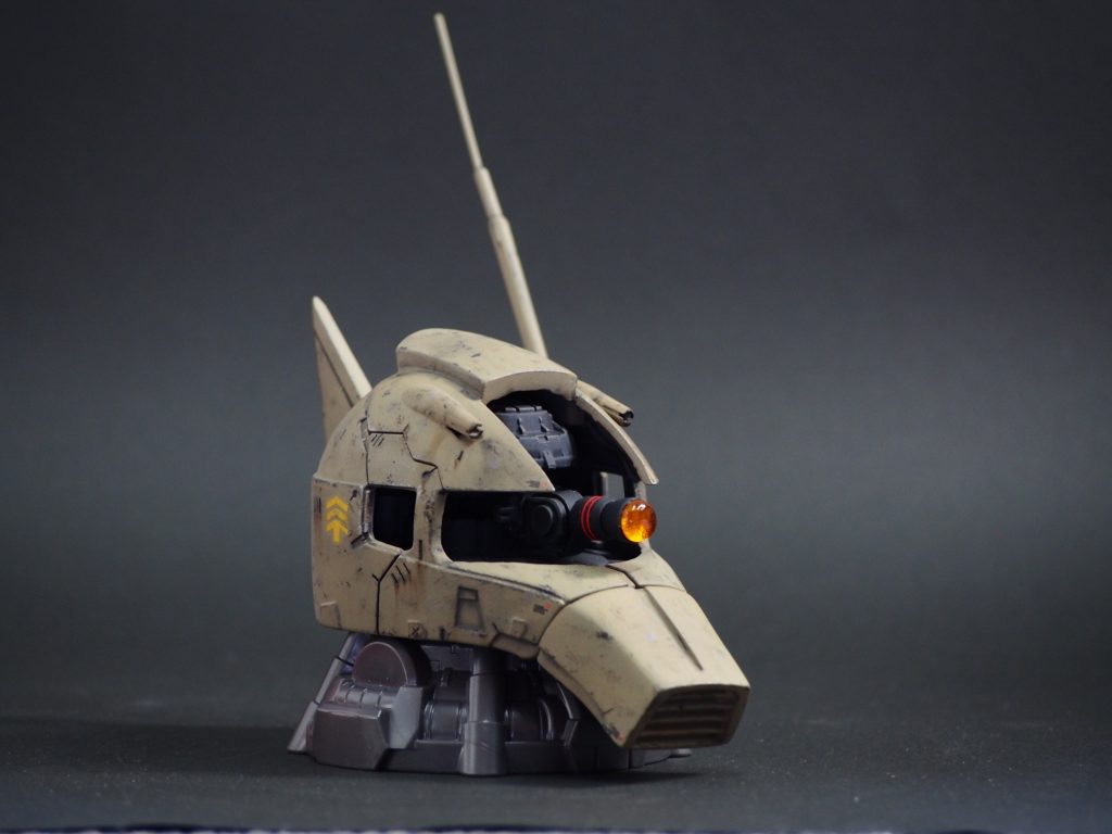 頭部の左右バルカン砲は、プラ棒を芯にしてパテである程度造形。沢山あったザクマシンガンの先端を装着しています。
