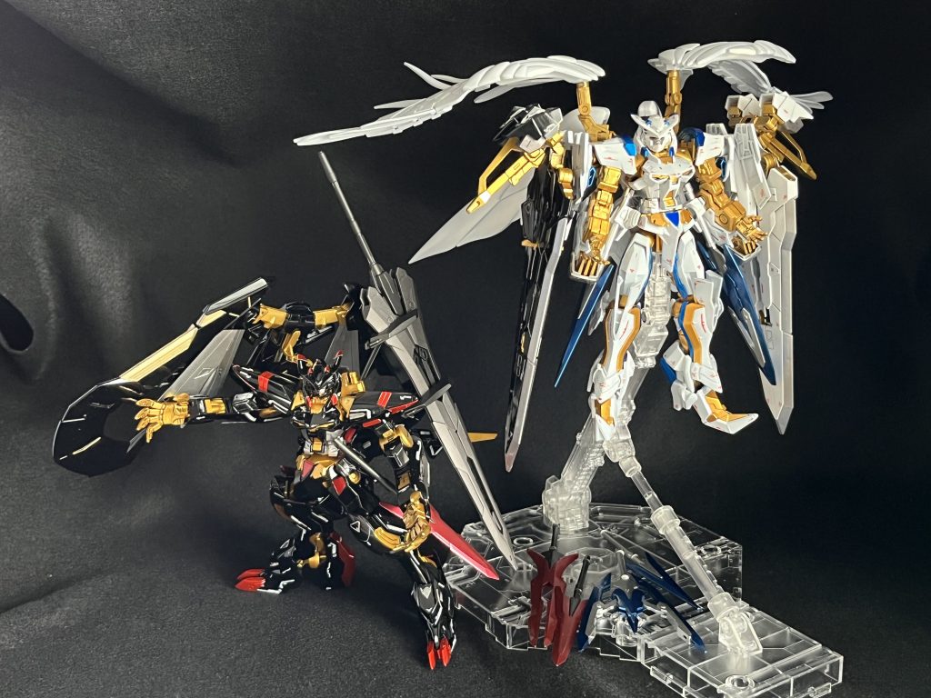 全体画それぞれ純白と漆黒に揃えられます。白は、清廉さや高貴さを黒は、禍々しさ・荒々しさをイメージしました。