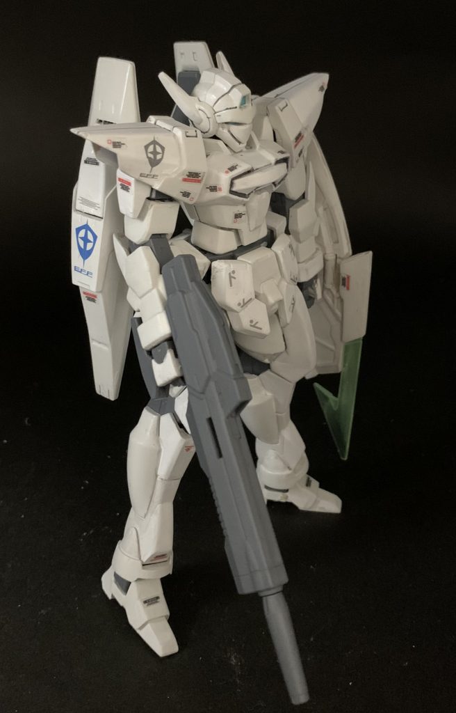 マーキングのカラーが奇抜なモノやそもそも子供向けに設定されたことから、青のような少し使いにくいカラーも多くて少々難儀しました。青かグレーで統一すべきだったかもですね。あと、カラーリングはクレオスのホワイトとウルフさんらしくグランプリホワイトの二色で採用しました。しかし、ザクの時の黄色ほどはうまく色の違いが出ませんでした。