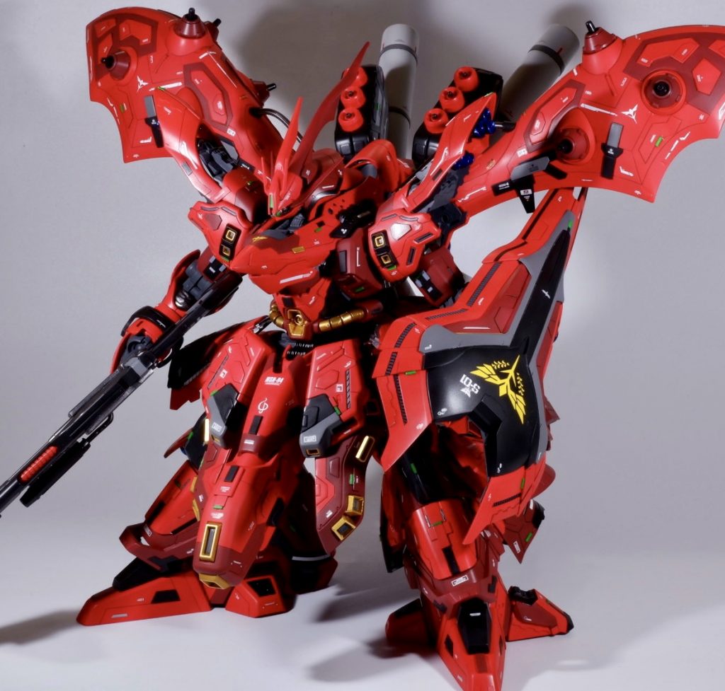 正面ミキシングは両機のパーツのみで行い、スジ彫りやプラ板、両機の余りパーツでディテールアップを施しました。