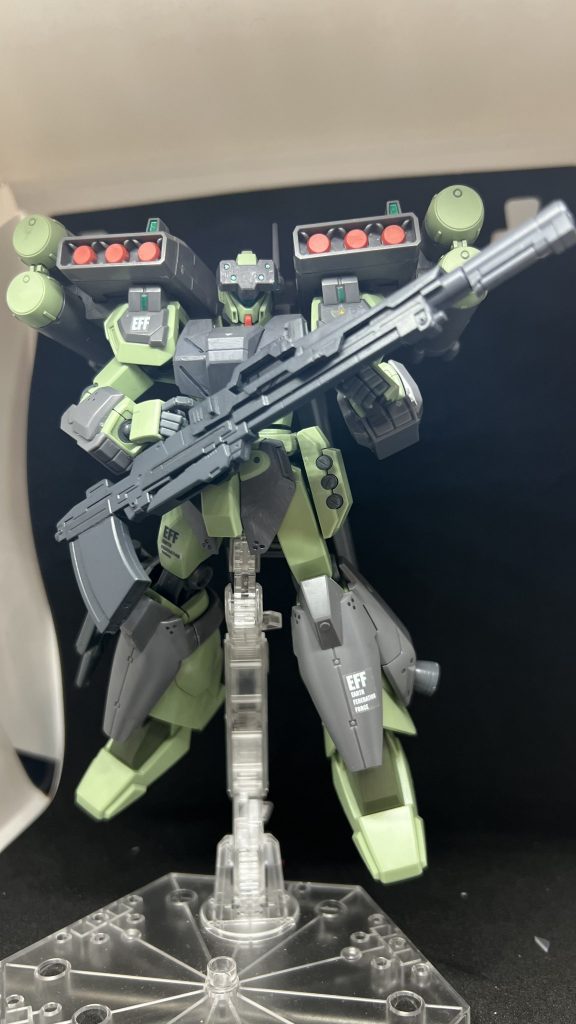 メイン武装「メガビームカノン」元々はずっと前に投稿していたネモが持っていた対艦砲のバレルをジオリジンverのショルダーキャノンに換えたものになっています