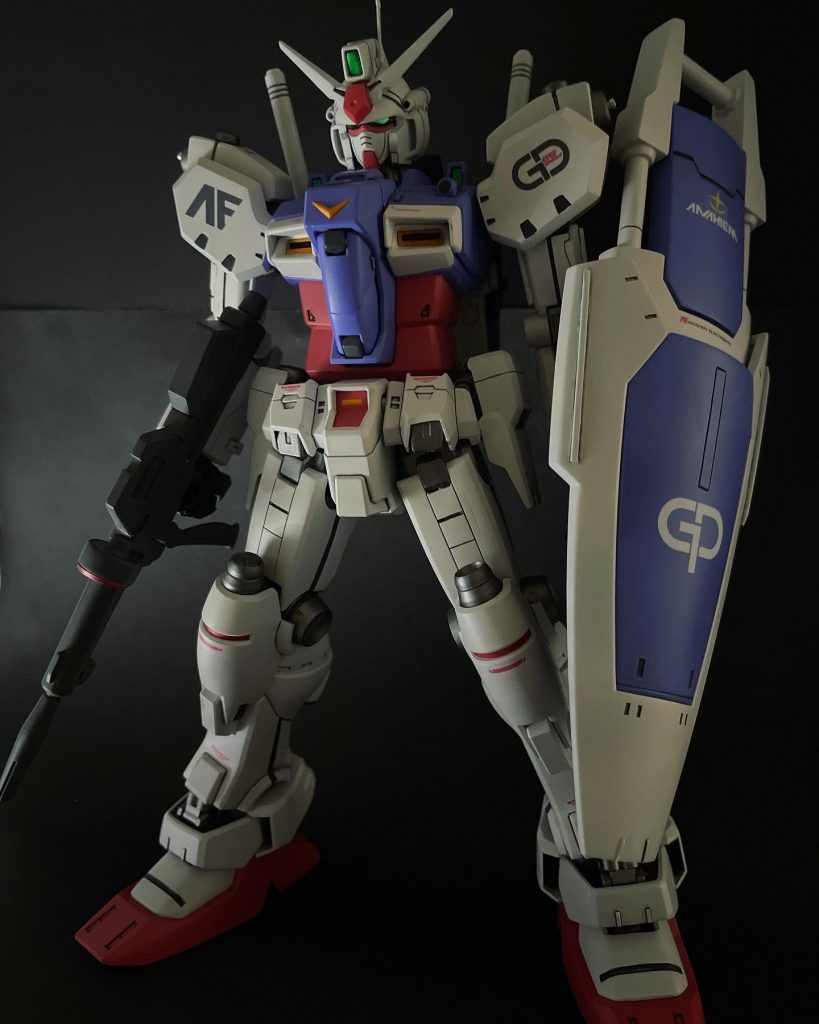 暗めに撮影した全身。大きな改修箇所は、・首延長&後方へ移動、肩大型化、胴体延長、股関節を前方へ移動、前腕延長、太もも幅増しなどです。スジボリやプラ板、市販パーツなどでもディテールアップを行いました。メイン色はニュートラルグレー1、赤はオリジナル、青はミリオンブルーを初めて使用しましたが大変気に入りました。