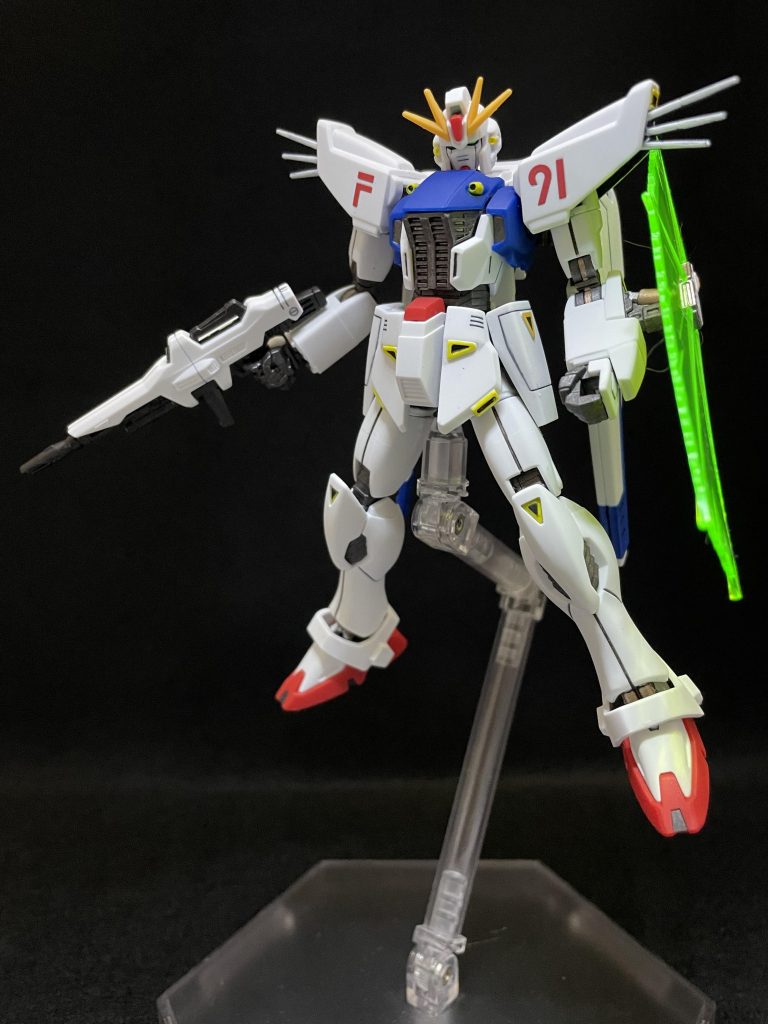 正面からの写真。F91は腹部のデザインがスポーツカーのエンジングリルみたいで格好良いですね。他のガンダムにはない独特な雰囲気で結構好きです。