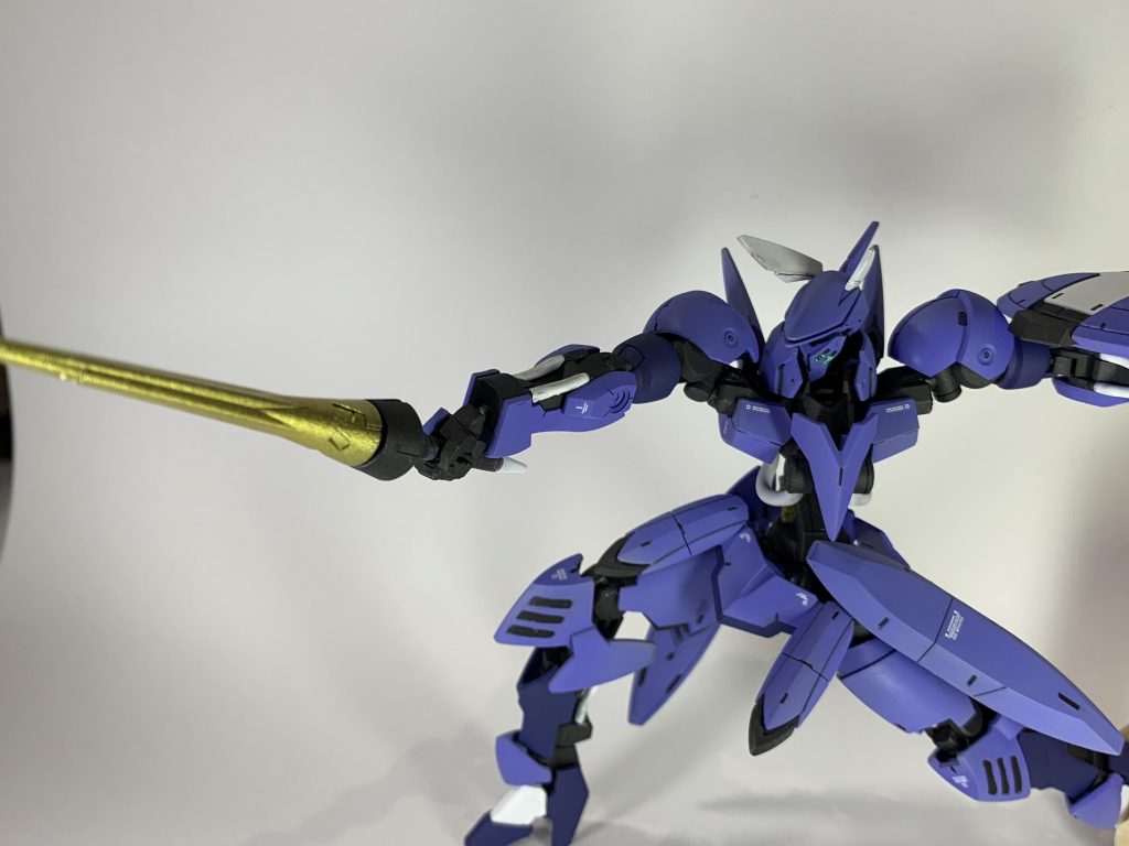 角度付きの持ち手が着いてくるんで刺突ポーズが自然に決まるのが嬉しいです。この手首は角度部分に肉抜きが存在するので、そこはパテで埋めています。