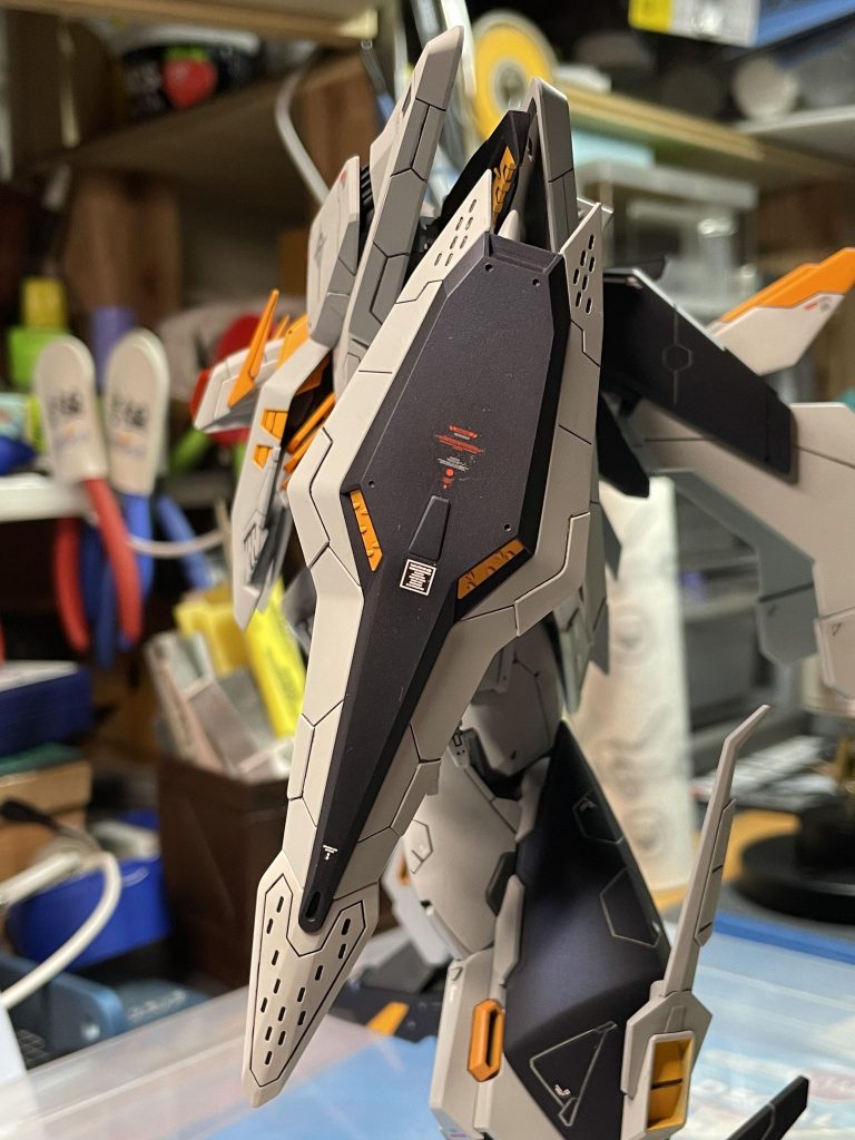 シールドですよシールドはあえてカラー変更。プリズムブルーブラックが最近のお気に入りで、でも使っても小さい面にしかやってないので、いまいち色味がはっきりわからなかったのですが、今回は思い切って、シールドという大きい面に使用してみました〜!Twitterで、プリズムブルーブラックに艶消しは神とかなんとかつぶやかれていたのを思い出し、真似てみたら!てなりました笑僕的には凄く「リッチな色味」に感じました。凄く「エッチな色味」ではありません笑