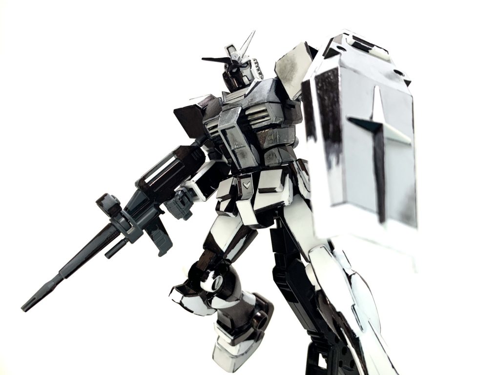 ベースはガンダムイベントで入手したEGガンダムペインティングモデルです。元々真っ白なカラーリングなので、そこにマッキーなどで影を描きました。