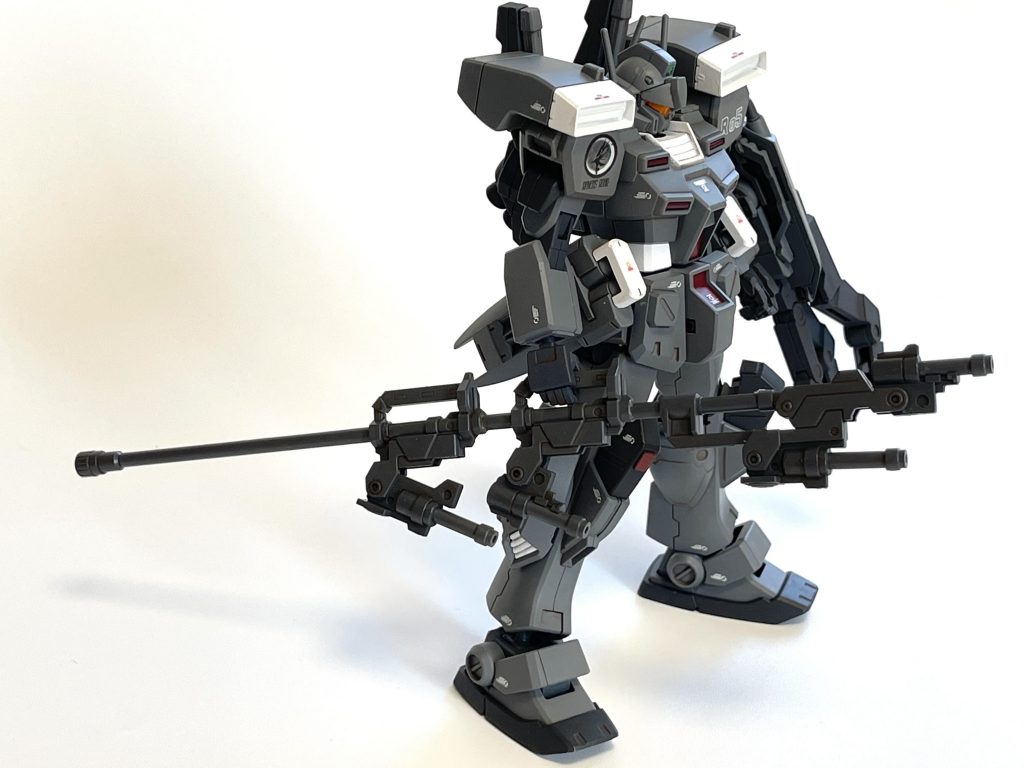 レシピをしれっと書いてますけど同じジム系なのに各キットの接続方式が全然バラバラで、首・肩関節・股関節・背面となかなかに大手術のゴリ押しミキシングでした。こちらのダブルツインビームスピア・大型クロー内蔵シールド・（ジムⅢ用ライフル）が本機の本来の仕様です。