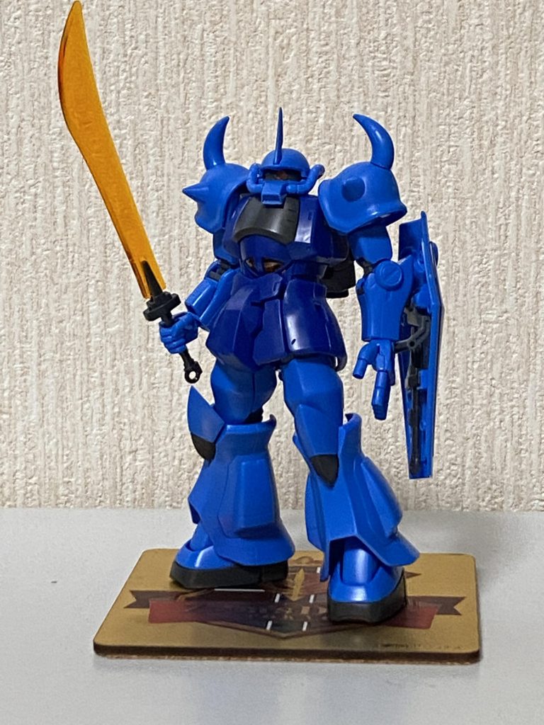 素組みの状態で。アクションプラモとしての完成度は高くこれもカッコ良いのですが、スタイリッシュ過ぎて、アニメのグフのイメージには遠い印象。