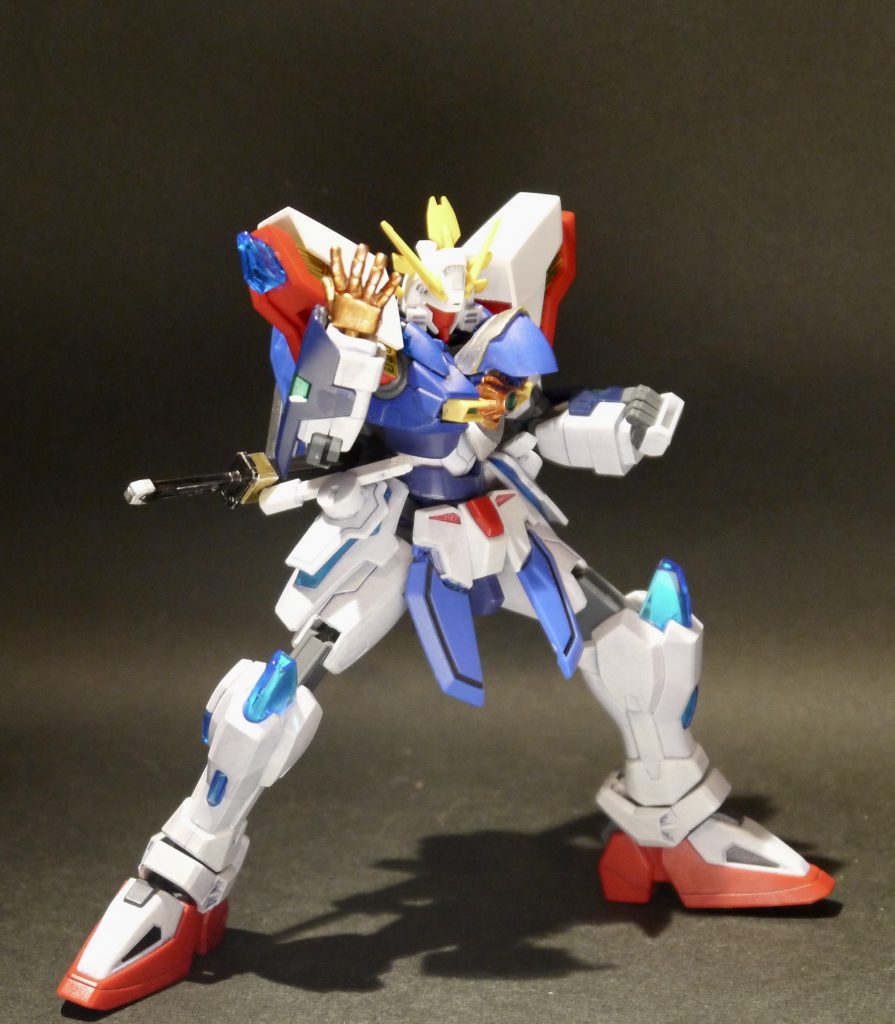 スーパーモード。肩の装甲と頭部アンテナが展開しフェイスパーツが赤色に染まるサンライトガンダムの本気モードです。炎状に放出されていたエネルギーは無くなり、見た目の派手さはなくなったものの、技の威力や基本性能が向上している。