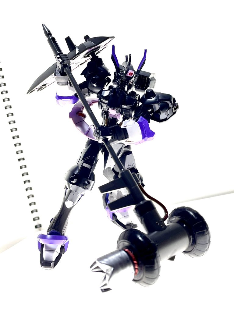 ・専用武器グラインドハンマーの回転機構を利用した「並行二輪車」とする事で、スラスターと合わせて高速での移動が可能となる。・何しろ場合によって大勢のモビルアーマーを都市部から遠くへ引き離す都合上、作戦地点までに追いつかれてはいけないし引き離してもいけない。・誘引電波を発信しながらこの体勢で疾走する。