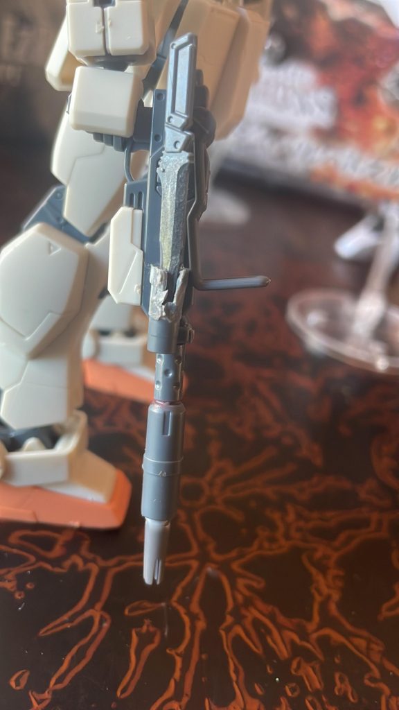 ここにコンバットナイフをマウントできます。これなら近接も安心かな~って。ライフル用の中口径弾を使うが一発の威力は高く、命中性や弾速に目を見張るものがある。