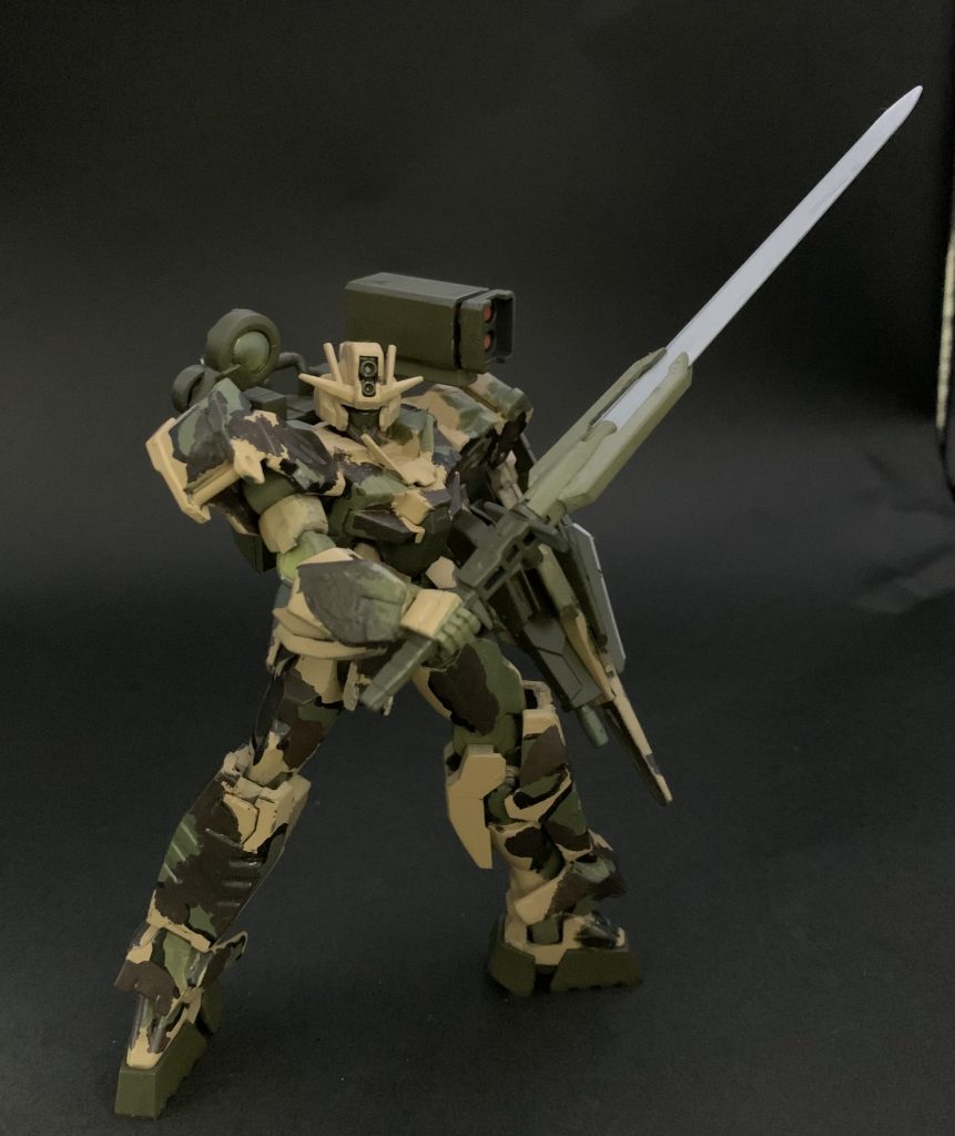 僕の中ではリアル路線のガンダムといえばやはり迷彩なので迷彩柄を採用してみました。ティガー戦車迷彩に着いては素人なのでお手柔らかにお願いします。