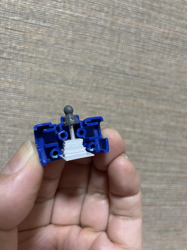 こんな感じでプラ板の切れ端重ねて高さ調整首位置がいい感じになります。