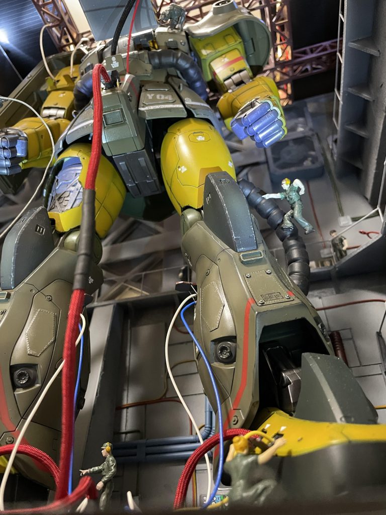 同スケール1/24の整備兵フィギュアを配置して、MSという機械の巨大さを強調しました。