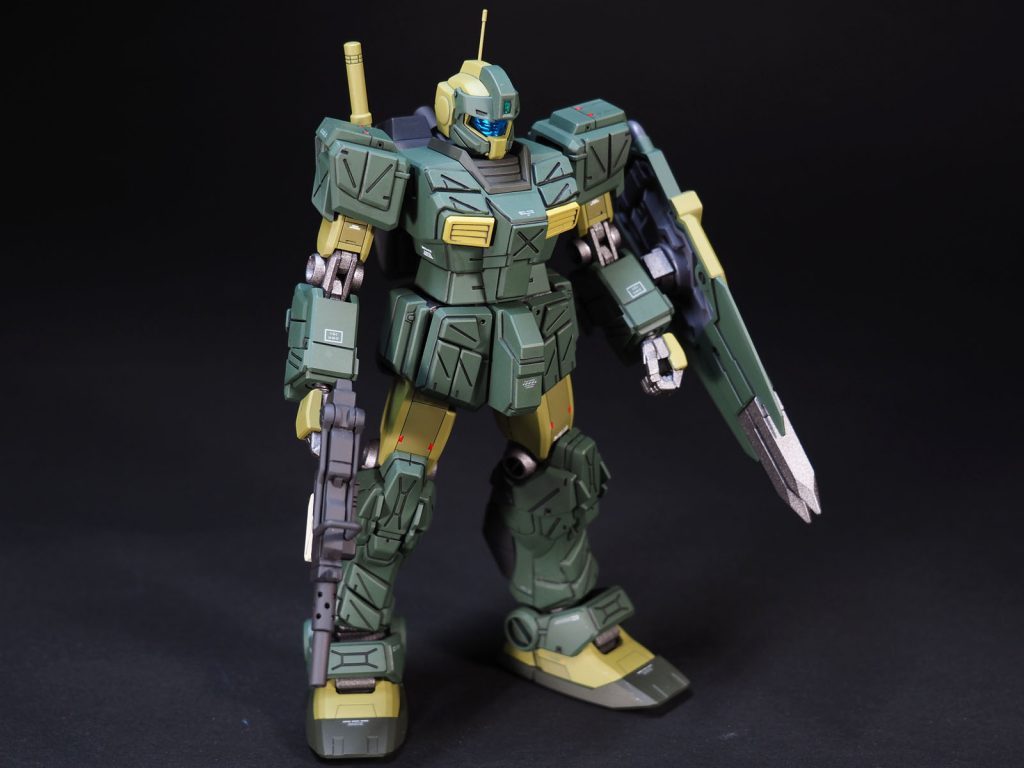 ジムストライカーはもともとのディテールがいたるところに施されており、あまり手を入れるところが少なく、私的には物足りないキットでした。腿、二の腕、足の甲などにスイカでスジボリを入れ、レッドチップを貼り付けました。