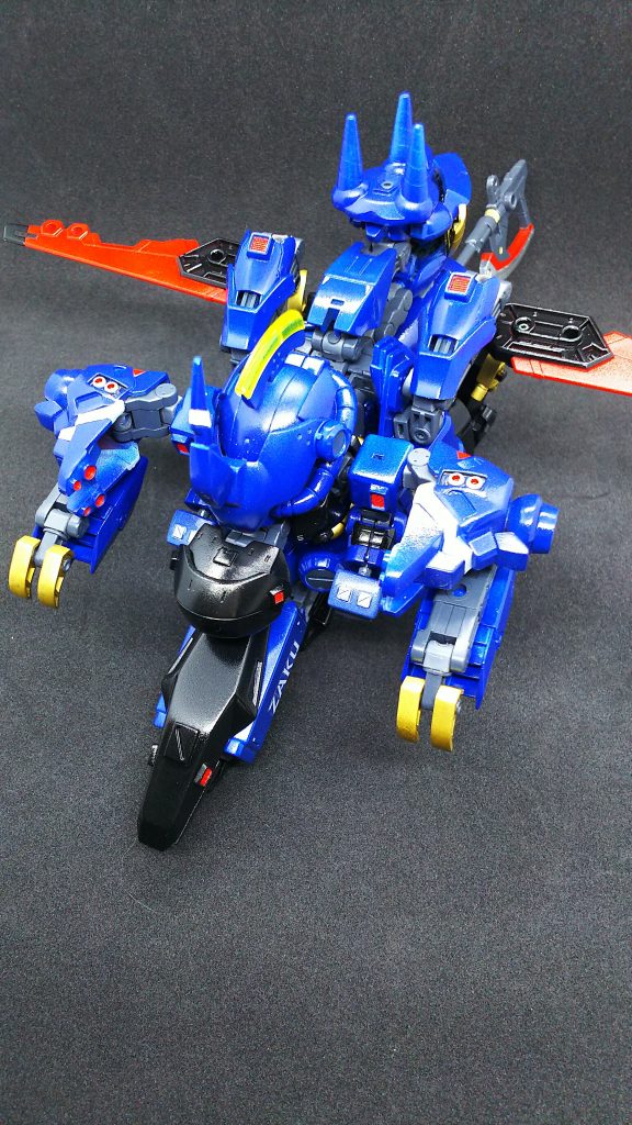 第二形態、モビルアーマーモード。リハイゼのモビルアーマーモードを参考にしました。胸部とフロントスカートの展開ギミックによって纏まりの良い形態に出来たかと思います。