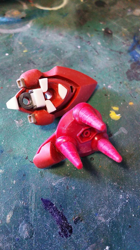 ハンブラビ及びバクゥ頭部のギミック制作中画像。最低限の改造でそれっぽく出来て良かった、良かった。ちなみに頭部はメッサーの余剰パーツ、頭頂部のとげとげは３百円位の安い方のザッパーザクのキットのパーツです。