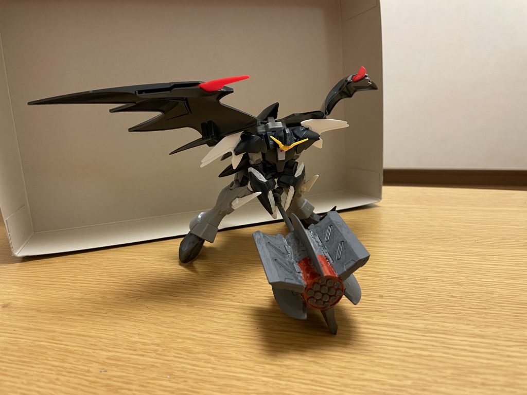 必殺技デストロイカイザーデストロイハンマーを地面に叩きつけて、その衝撃で地割れと火柱を引き起こす。