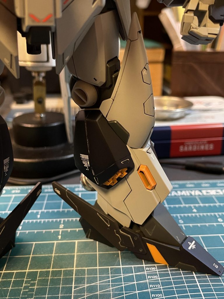 脚部ですよディテール追加については、頸部内側のパネルライン追加、プラチップ追加と、つま先の延長くらいです。いつもの事ですが、僕は技術的にも性格的にも、ディテールアップまたは追加量は、そんなに多くない方だと思います。理由としては、ディテールアップ途中で、完成形が気になり過ぎて、我慢出来なくなり、塗装に移行してしまうからです笑原因がわかるなら、改善して追求しなさい!レベルアップはそこからだ!と叱咤と激励が飛んできそうですが(こないんですけどね)、意外とバランスは取れていて、元キットをきれいめに完成させていると、勝手に解釈し、ある程度は満足しているところです笑