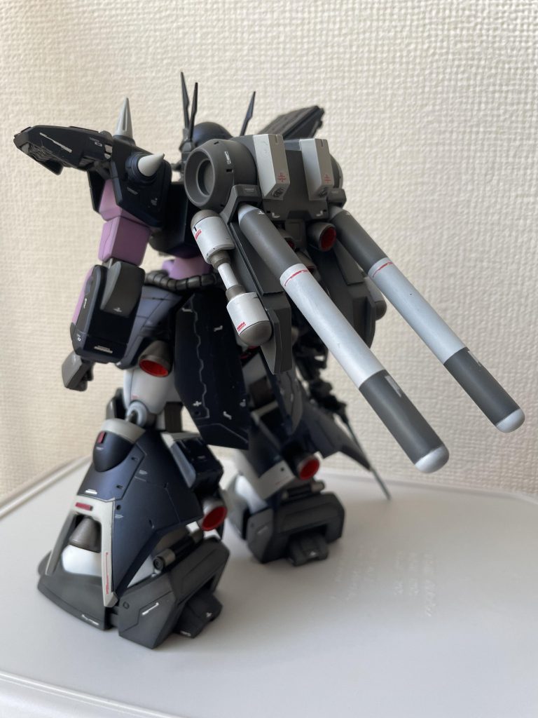 バックパックにプロペラントタンクを背負わせ既存のタンクは分割してパイプの動力部にしてあります。かかとの上部にもパイプを追加しました。リアスカート部もパテで大きくしてあります。