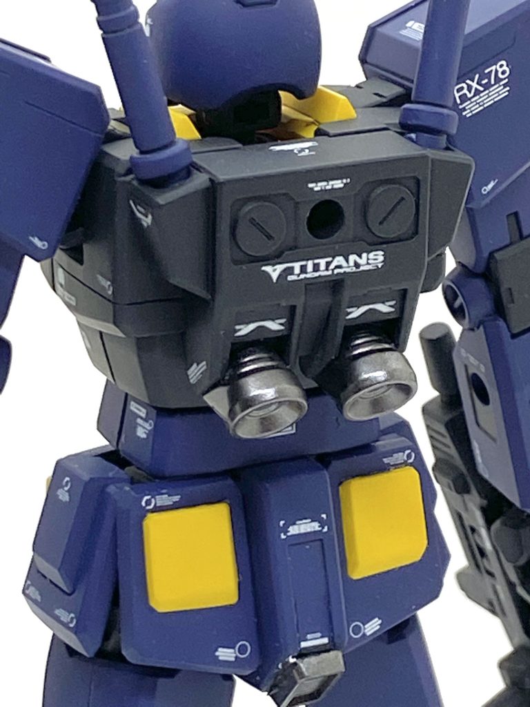 一体成型のランドセルのバーニアは別パーツにしようとも思ったのですが・・・キットに敬意を表し、マスキングで対処しました。