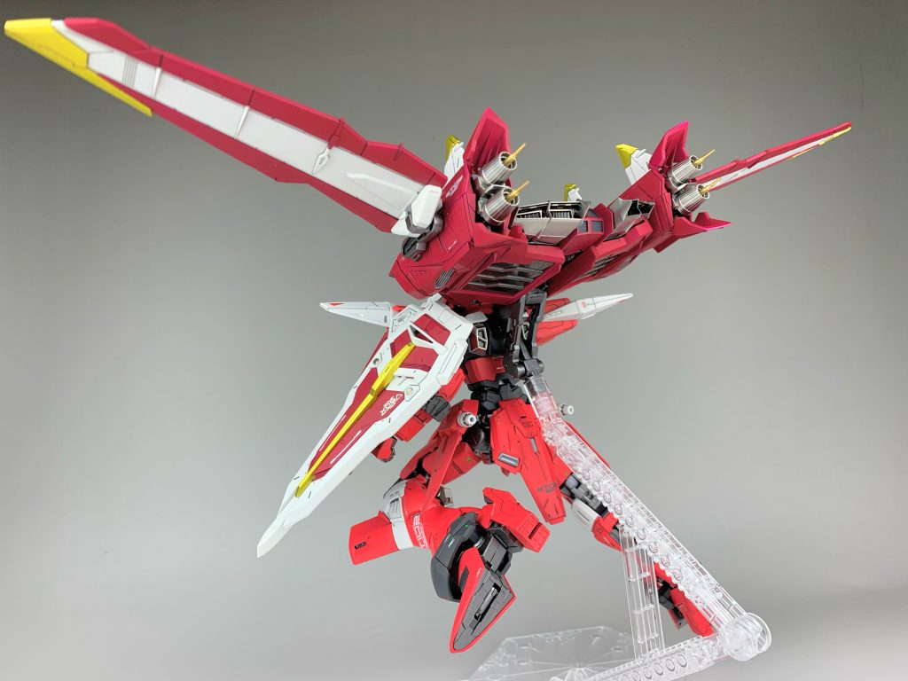 ポージング①後ろから後ろからだとこんな感じです!ファトゥムを展開するとスラスターがより顕著に見え、メタルパーツによるディテールアップ効果が出ているのがよく伝わるかと思います✨