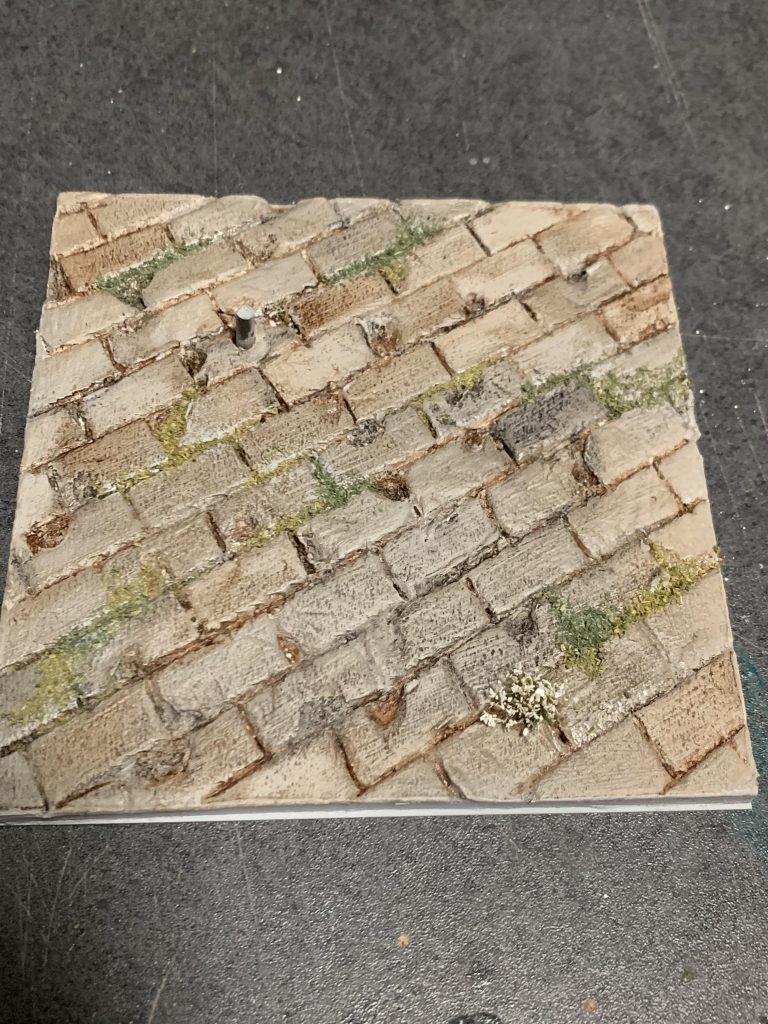 ウェザリングカラーの黒と茶色を良い塩梅に拭き取った後苔っぽい仕上げをするとこんな感じに出来ます♪