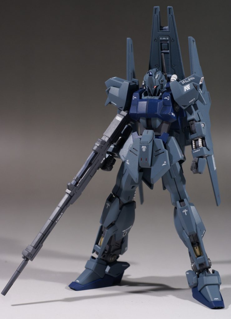 改修内容は次の通りです。【改修内容】・ツインアイ、センサー類はラピーテープで再現。・シールドブースターを背面に取り付けられるように。・ジャンク品でジョイント、左腕にネオジムを仕込み、シールドの保持力が上がるように。・武装をデルタプラス、ヘイズルに変更。・エッジ出し。・スジボリ。・モールドの掘り直し。・デルタプラスカラーに。