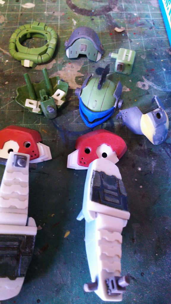 ばらして、ヤスって、あっちこっち改造♪足裏を適当に塞ぐだけで結構手間取りました・・・。パーツの切り貼りや強度の補強、今では少しずつですが色々出来るようになって楽しいです！