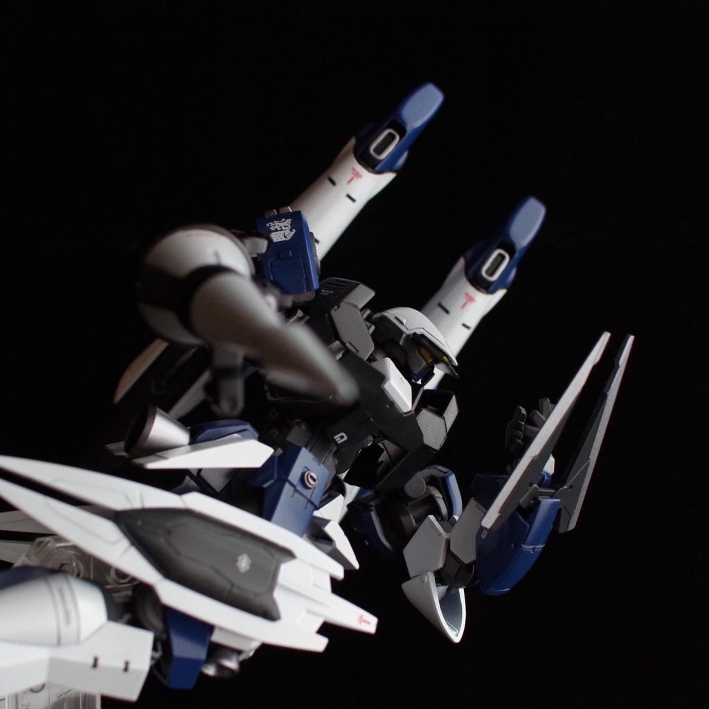 主兵装はランス(ライフル)とワイヤークロー。