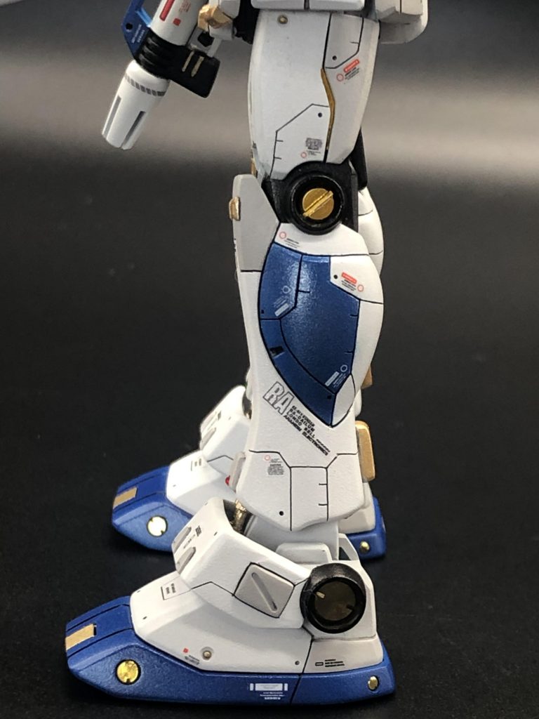 脚部ショット脚の筋彫りが1番大変でした。腿の部分は部品が分割されてるように切れ込み入れて、内部のゴールドがチラ見えするようにしてみました。