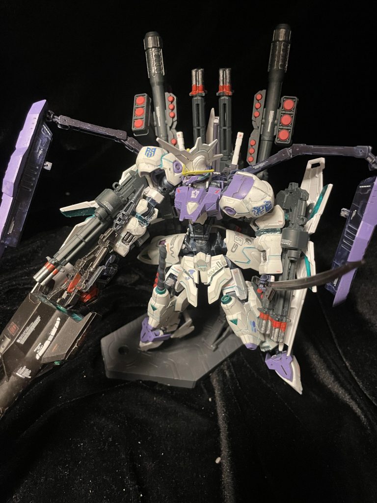 前回のバエルクアンタに引き続き、とにかくガッチャンコがモットー。無理矢理な作業によって、見た目に反して関節はガタガタです。だが見た目が強そうならそれでいい。