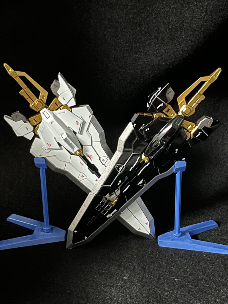 双剣アストレイらしく、大剣も用意しました。重すぎて支え無しでは持たせられないのが残念…_:(´ཀ`」∠):_