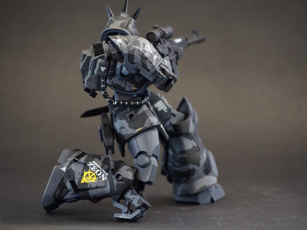 足のジオンマークは、射撃姿勢で良い感じに見える様に、敢えて斜めに貼り付けています。