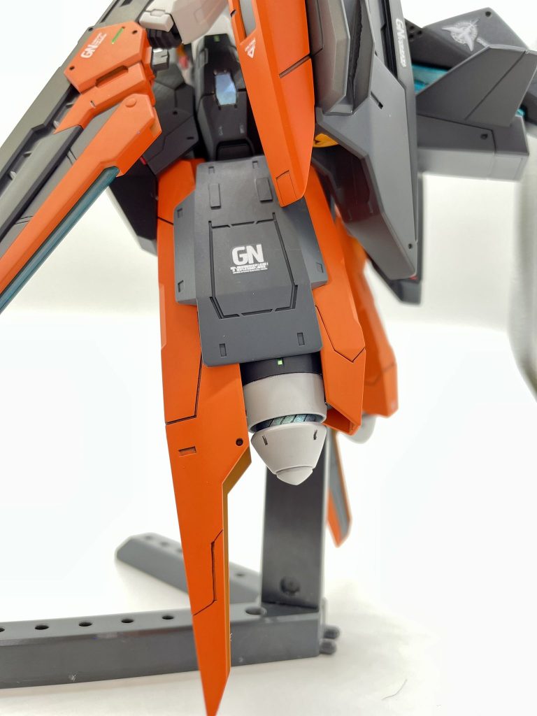 足先のコーン型スラスターは少し開いてGNドライブ風に加工