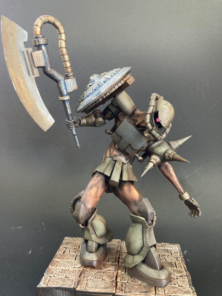 ベースはHGのシャア専ザクに、中古販売店で袋詰めで投げ売りされてたフィギュアをミキシング（と言えるのでしょうか⁈）しました😁