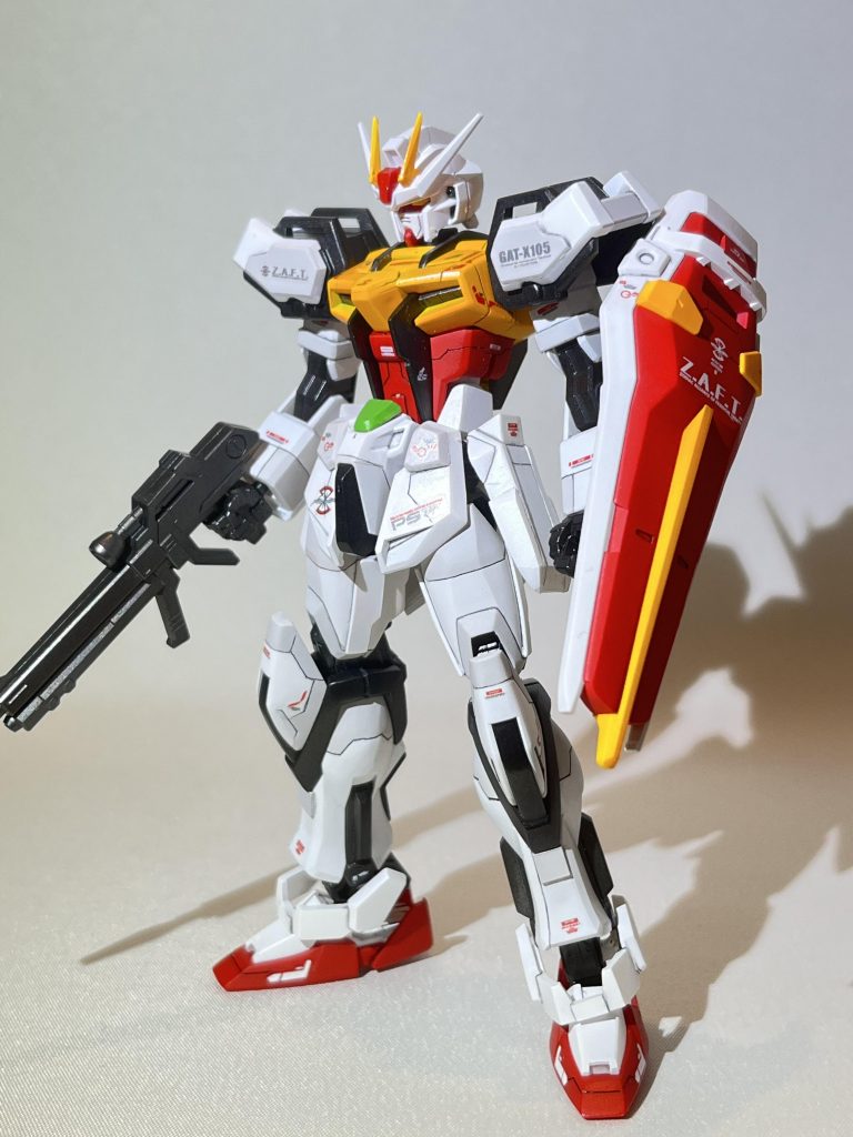 武器を持たせて。ザフトに奪取された設定なので、機体番号はストライクのものですが、ザフトマークを肩、フロントスカート、シールドに付けてます！