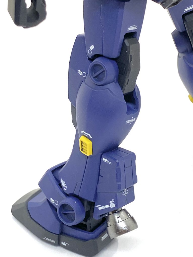 脛のバーニアはビルドパーツで幅詰めしてサイズを合わせて接着しています。