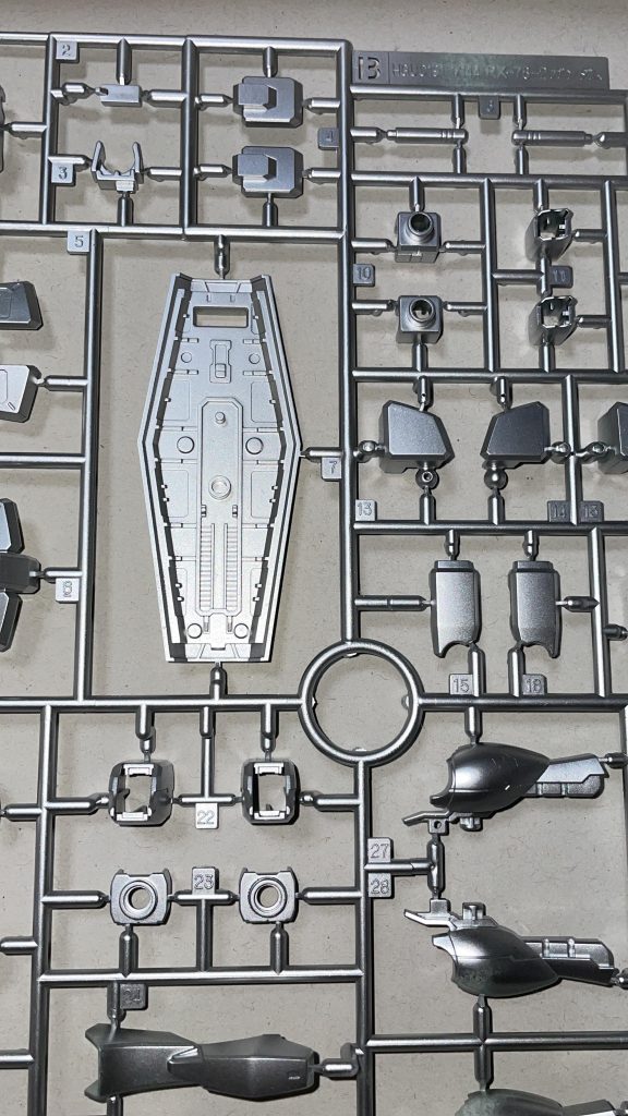 キットより、このランナーを銀色に塗装。俺は失敗したけど、ランナーのままやるなら、裏側の塗りに気をつけてね。