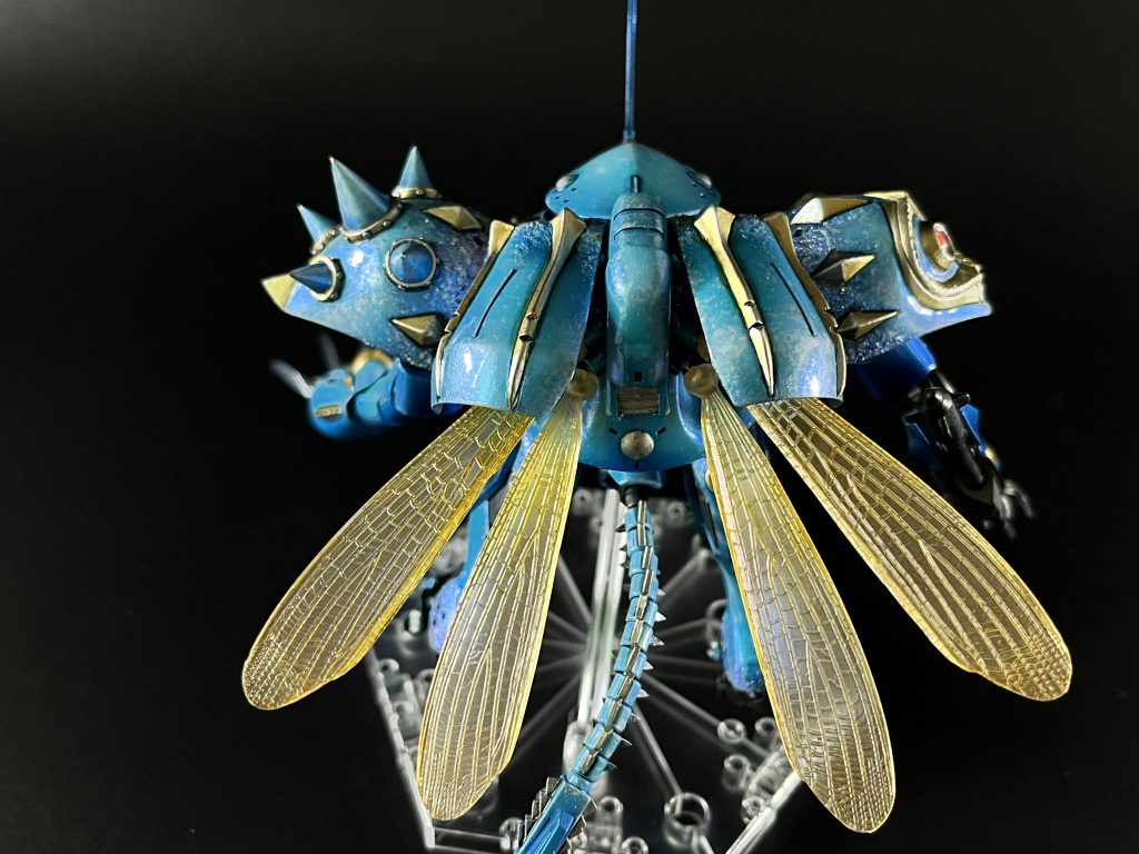 いかんせんポージングをしづらい異形になってしまったので色々な角度から。外装の曲面は基本的にはキットの切り貼りです。肩部はハイゴッグの肩のくびれた中央部を抜いてくっ付けたもの、背部バインダーはその中央部が基礎になってます。ゴールドの装飾はエポパテとウェーブの台形チップです。