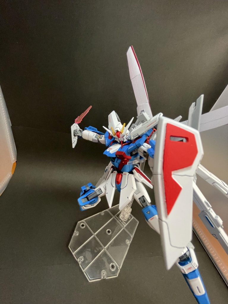 肩にはデスティニーのフラッシュエッジビームブーメランも装備