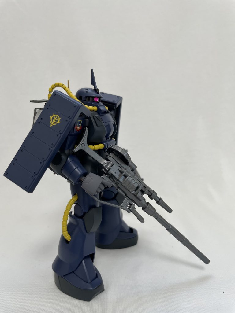 マゼラトップ砲とザクマシンガンを一体化させたロングレンジライフルと近接用のハンドガンを装備